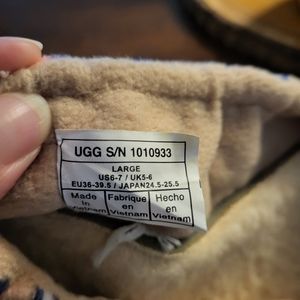 Women's UGG slippers size Large